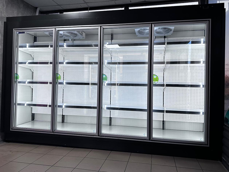 Vitrina pentru racirea bauturilor de 3,5 m cu usi batante livrata si montata in statie de alimentare carburant