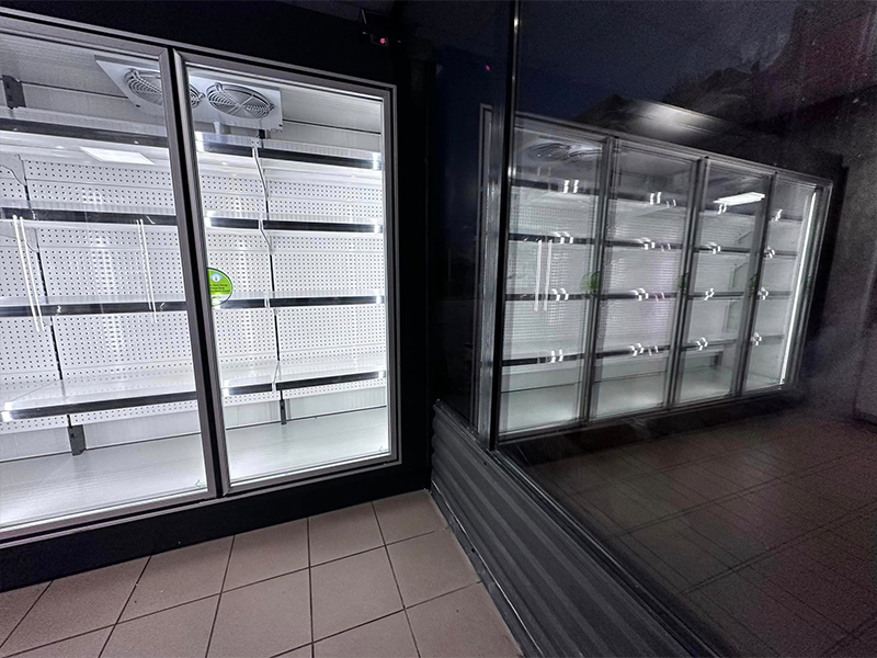 Vitrina pentru racirea bauturilor de 3,5 m cu usi batante livrata si montata in statie de alimentare carburant