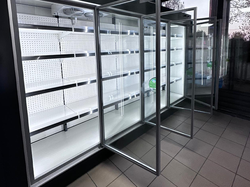 Vitrina pentru racirea bauturilor de 3,5 m cu usi batante livrata si montata in statie de alimentare carburant
