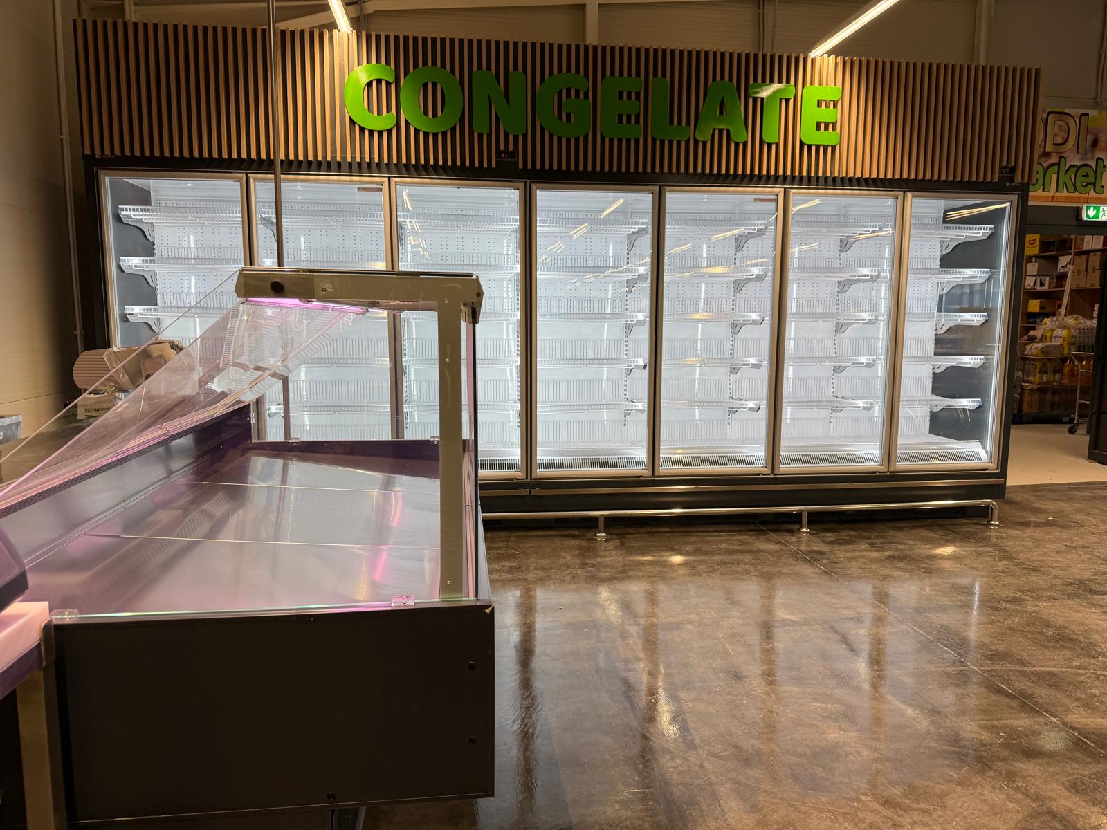 Vitrine frigorifice verticale pastrare produse refrigetate si congelate