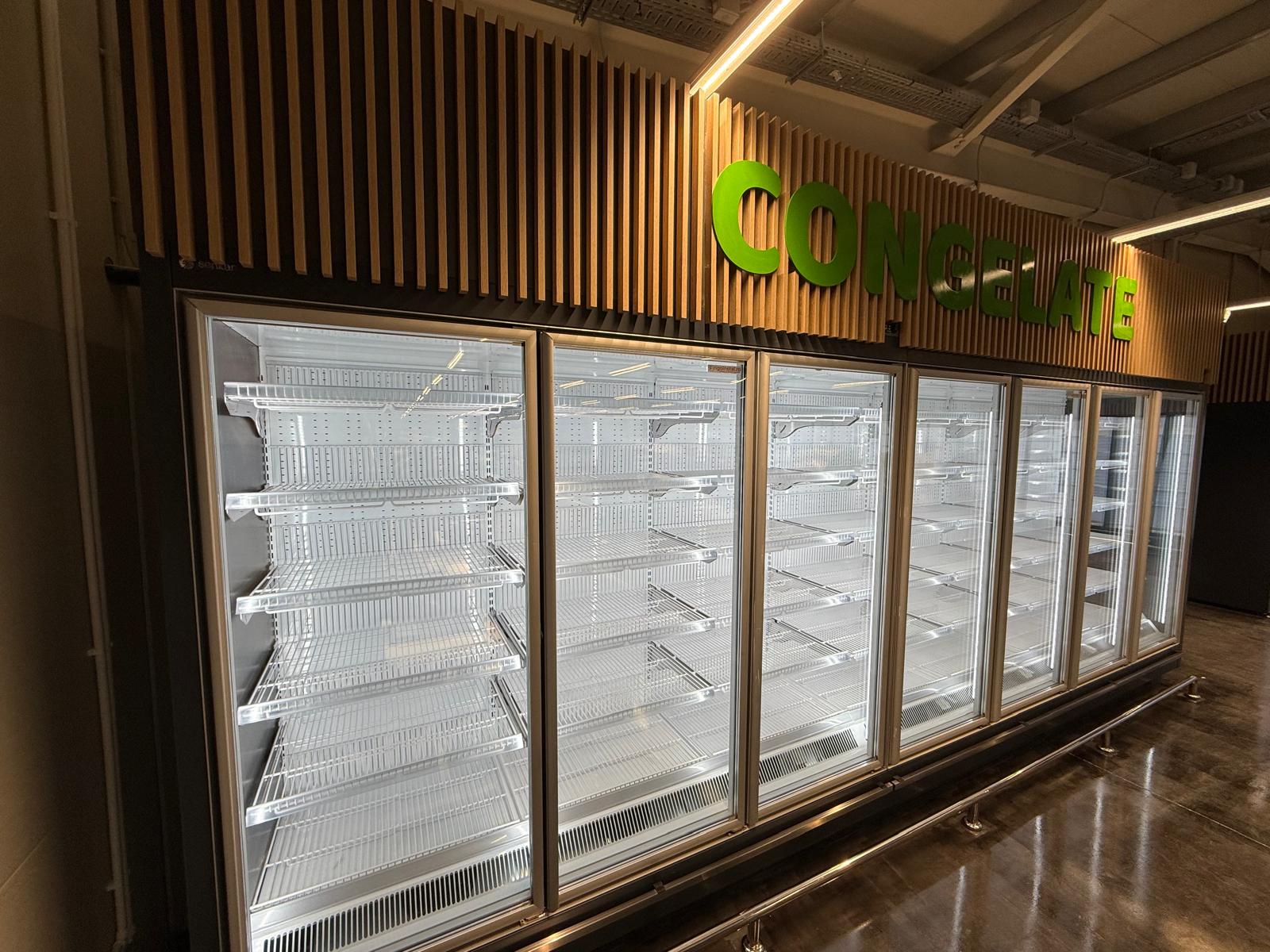Vitrine frigorifice verticale pastrare produse refrigetate si congelate