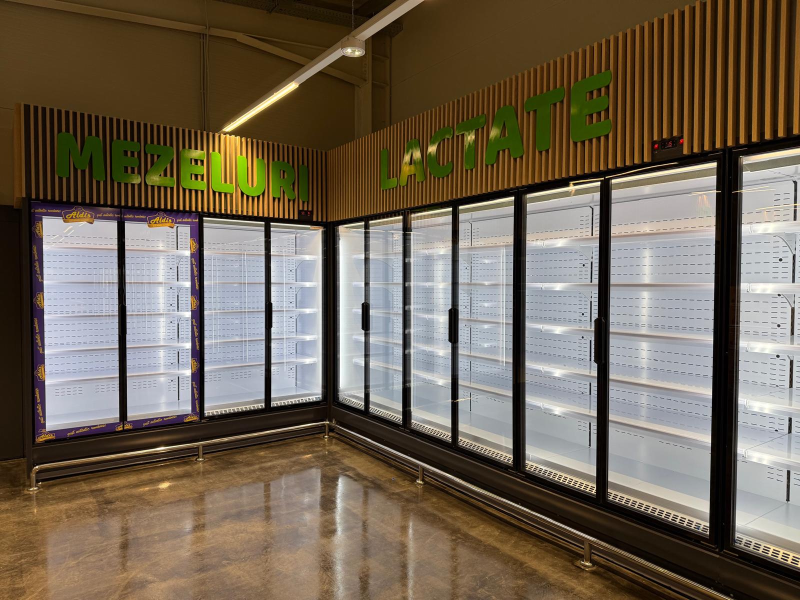 Vitrine frigorifice verticale pastrare produse refrigetate si congelate