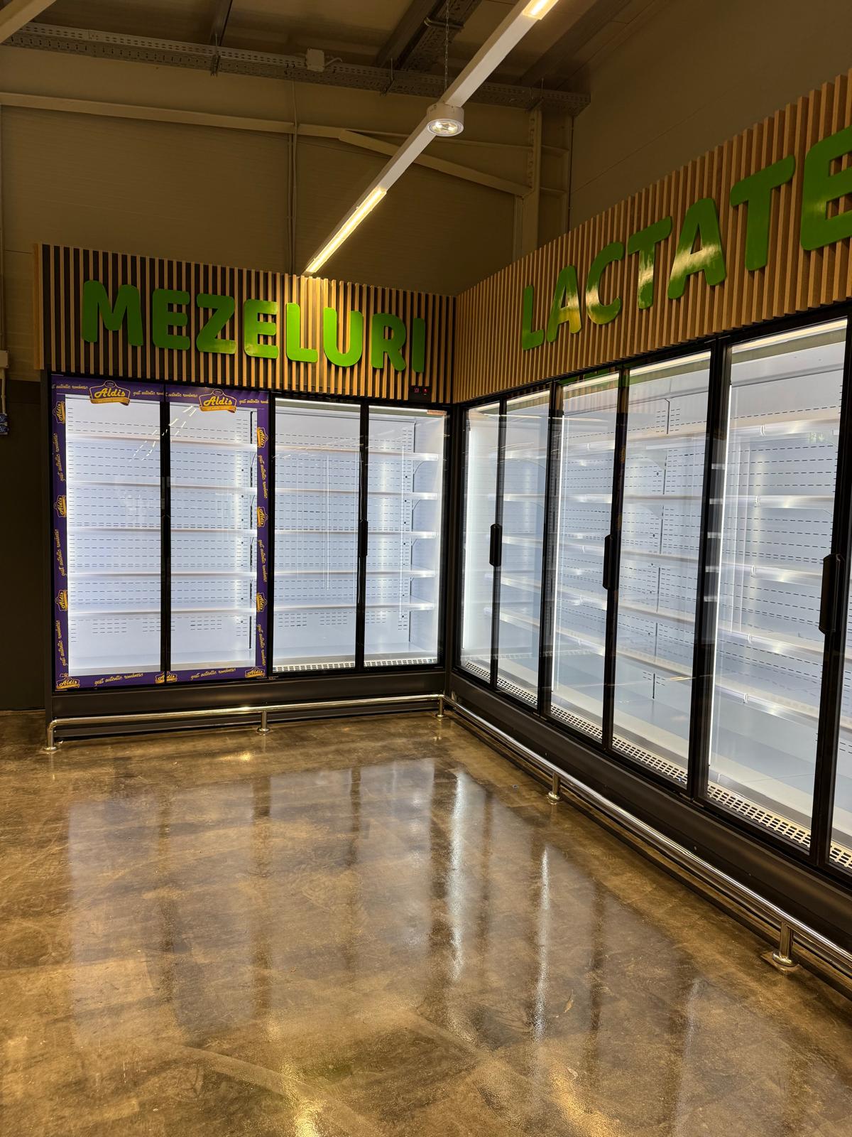 Vitrine frigorifice verticale pastrare produse refrigetate si congelate