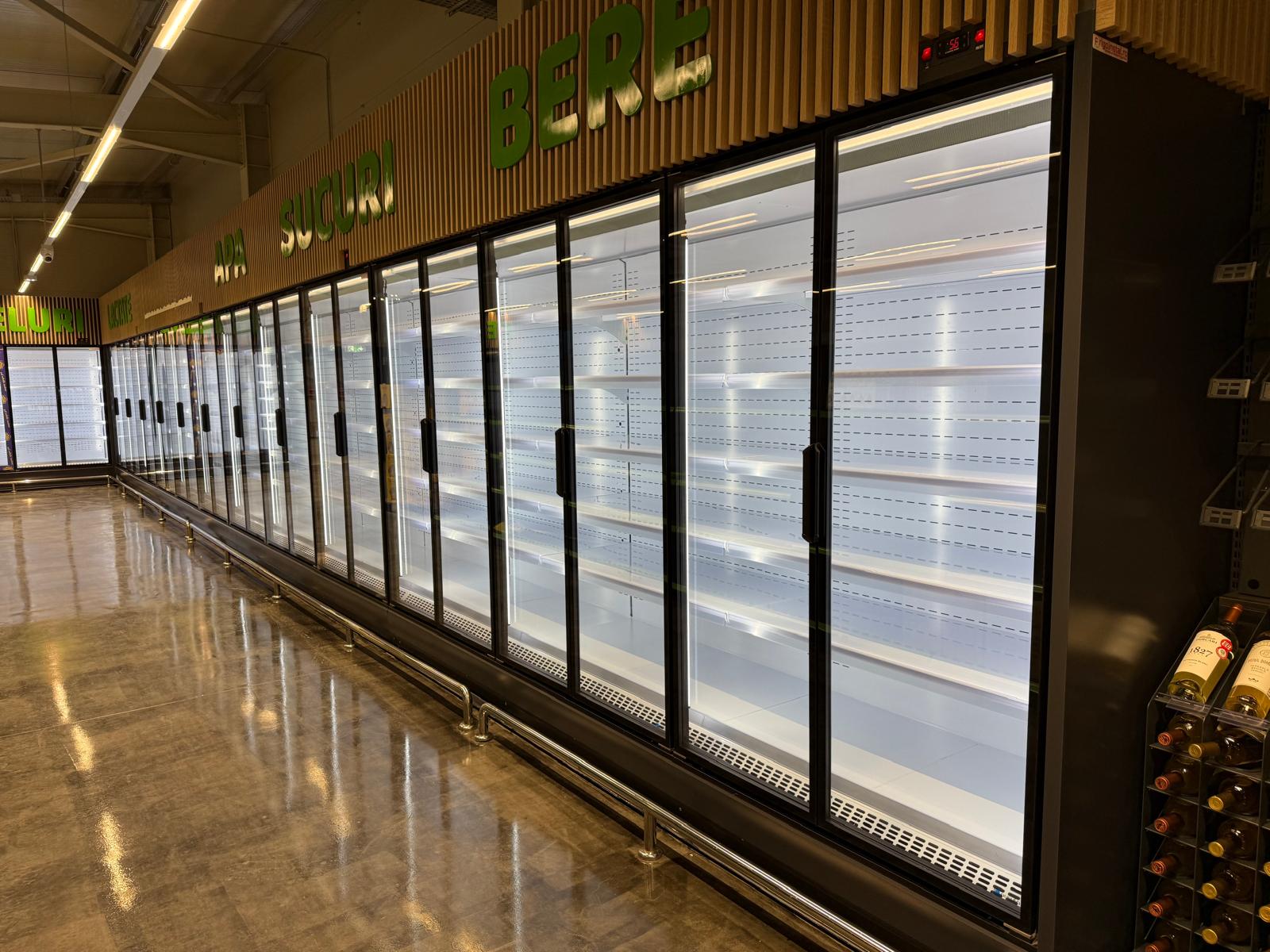 Vitrine frigorifice verticale pastrare produse refrigetate si congelate