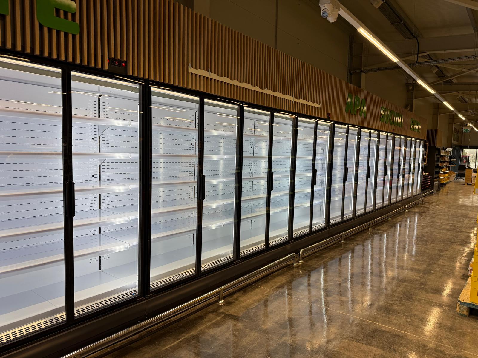 Vitrine frigorifice verticale pastrare produse refrigetate si congelate